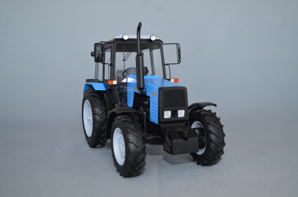 Масштабная коллекционная Модель трактора МТЗ 1221В2